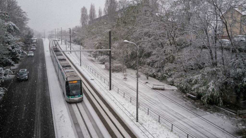 Neige, verglas, vent : la tempête Caetano sème la pagaille dans les transports