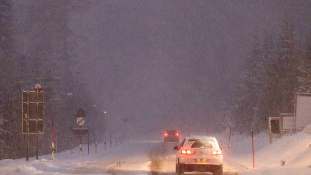 Glatte Straßen: Schnee in Süddeutschland sorgt für Verkehrschaos