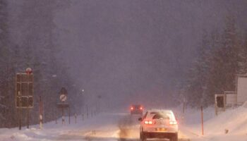 Glatte Straßen: Schnee in Süddeutschland sorgt für Verkehrschaos