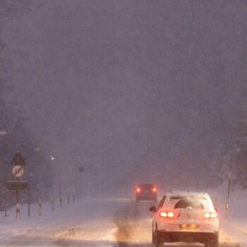 Glatte Straßen: Schnee in Süddeutschland sorgt für Verkehrschaos