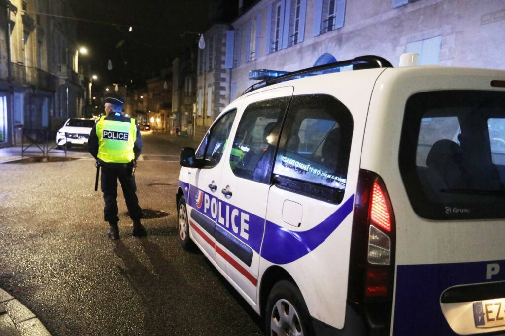 Trois hommes, dont deux liés à l’extrême droite, arrêtés en possession de nombreuses armes