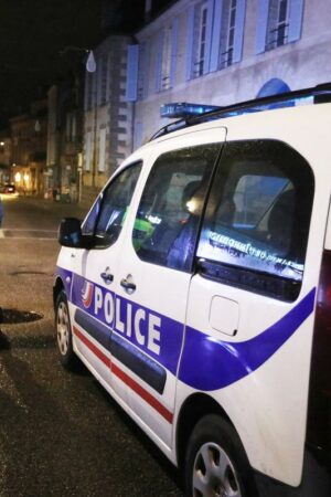 Trois hommes, dont deux liés à l’extrême droite, arrêtés en possession de nombreuses armes