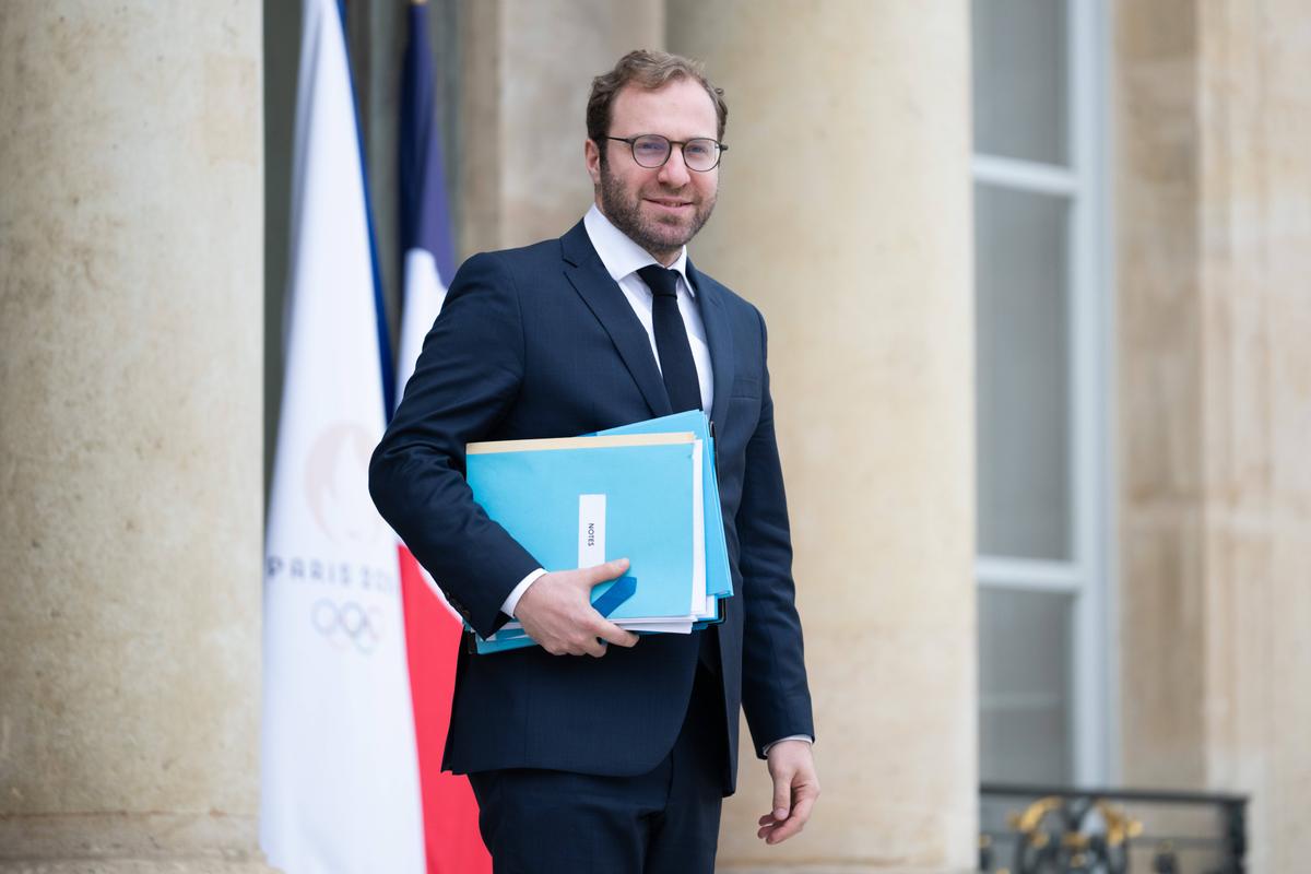 Antoine Armand défend les entreprises dans une interview, Attal applaudit, Durovray monte au créneau