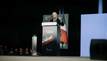 Face aux maires, le show plein d’amabilités de Michel Barnier