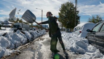 Neige sur le trottoir et sur les routes : qui doit déblayer et saler quelle chaussée ? Les obligations à respecter