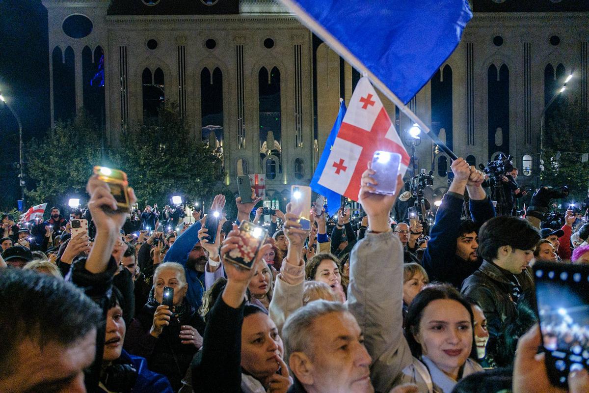 Législatives en Géorgie : heurts entre opposants et policiers, la présidente veut l’annulation des élections