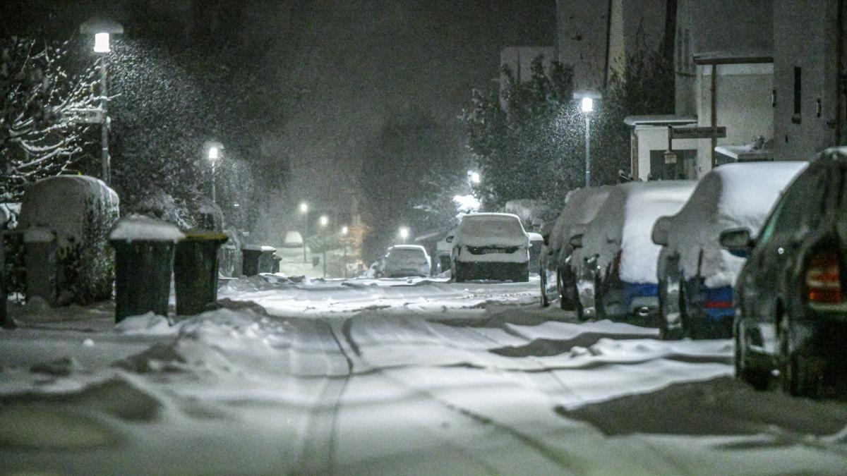 Mehr als 200 Unfälle bei Schnee-Chaos – Räumfahrzeuge arbeiten auf Hochtouren