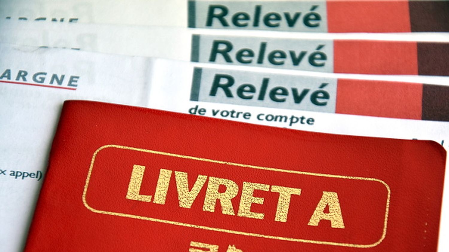 Du livret A au LDDS, en octobre, les foyers français ont puisé dans leur épargne