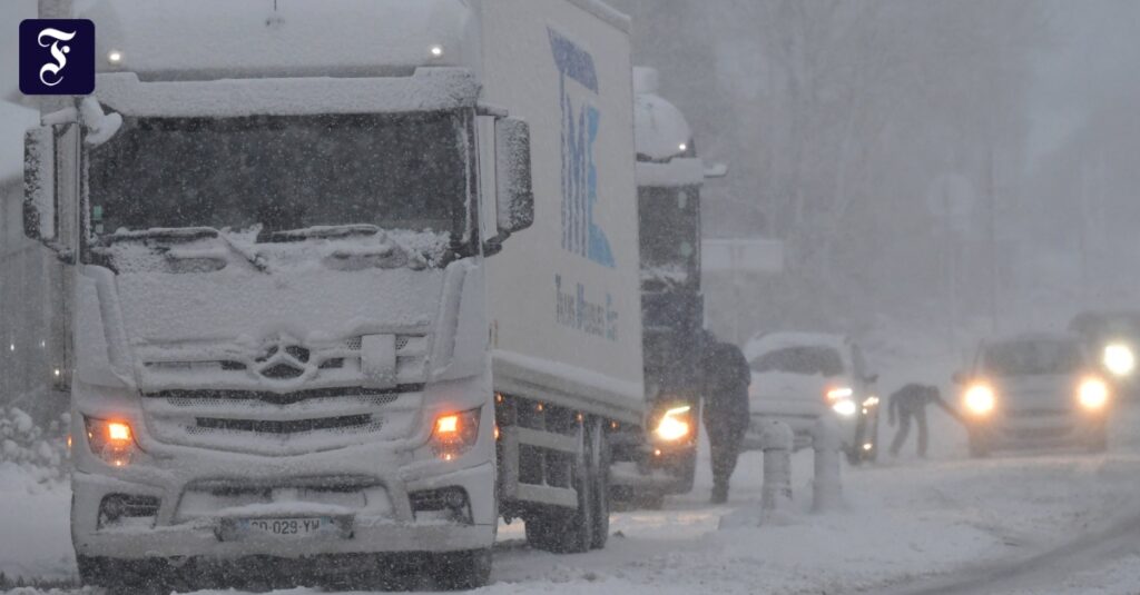 Wintereinbruch: Starker Schneefall sorgt im Süden für Verkehrschaos und Unfälle