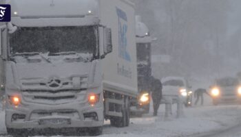 Wintereinbruch: Starker Schneefall sorgt im Süden für Verkehrschaos und Unfälle