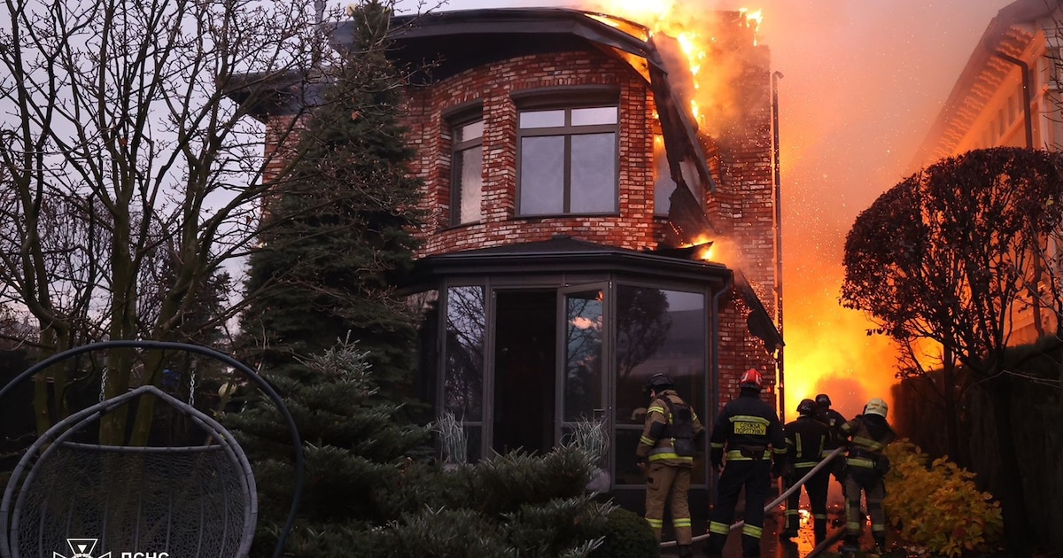 Photo prise et diffusée par les services d'urgence ukrainien le 21 novembre 2024 montre des pompiers après une attaque aérienne russe, à Dnipro, dans le centre-est de l'Ukraine