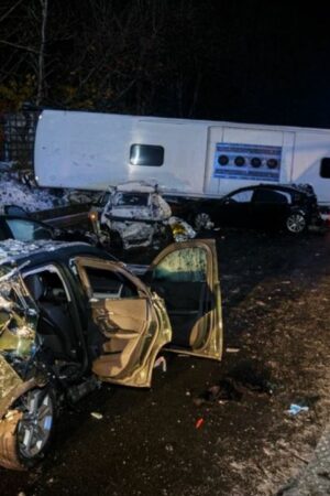 Neige en France : une trentaine de blessés, dont cinq hospitalisés en "urgence absolue", après un carambolage sur l'A6b