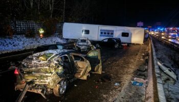 Neige en France : une trentaine de blessés, dont cinq hospitalisés en "urgence absolue", après un carambolage sur l'A6b