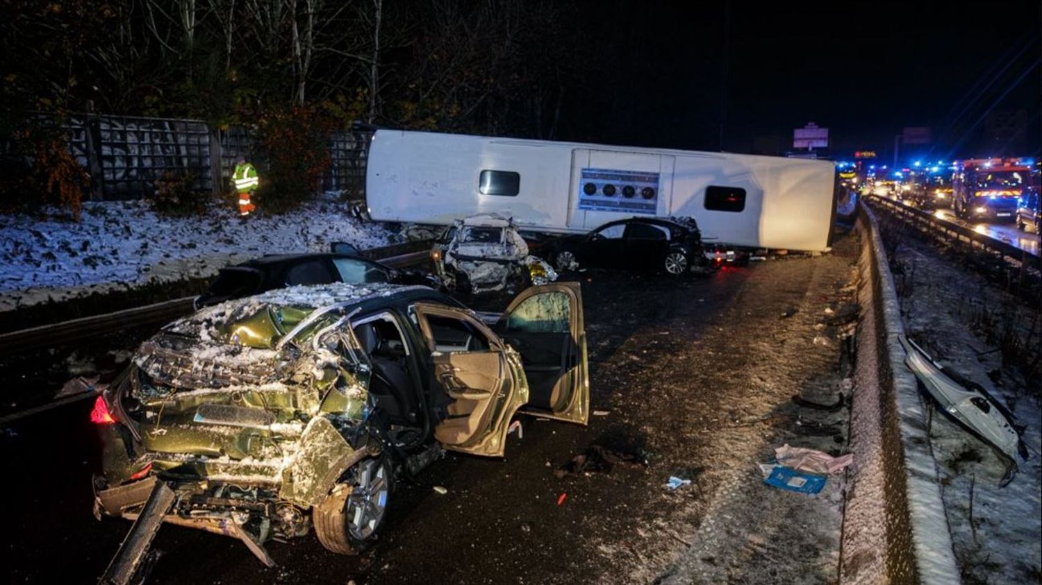 Neige en France : une trentaine de blessés, dont cinq hospitalisés en "urgence absolue", après un carambolage sur l'A6b