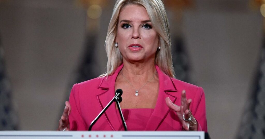 Pam Bondi, une fidèle de Trump nommée au ministère de la Justice pour remplacer Matt Gaetz