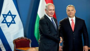 Le Premier ministre israélien Benjamin Netanyahu (G), et son homologue hongrois Viktor Orban (D), à Budapest le 18 juillet 2017