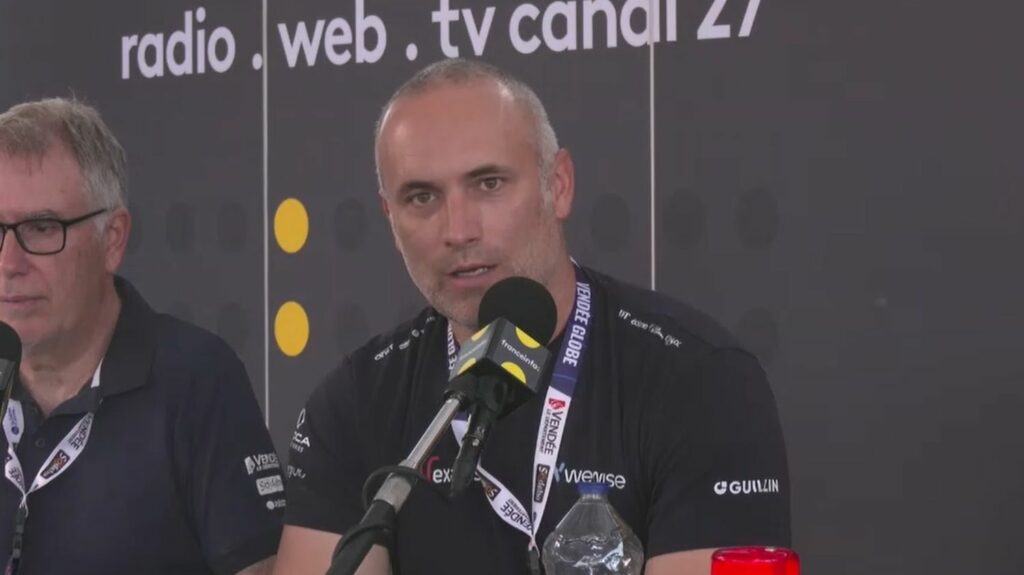 Vendée Globe : "On n'ose pas dire qu'on tue des baleines", alerte le skippeur Fabrice Amedeo