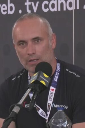 Vendée Globe : "On n'ose pas dire qu'on tue des baleines", alerte le skippeur Fabrice Amedeo