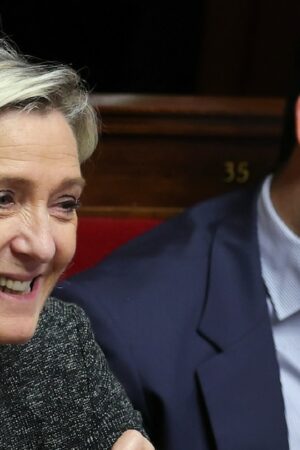 Le député RN Jean-Philippe Tanguy au côté de Marine Le Pen, le 8 octobre 2024 à l'Assemblée nationale à Paris