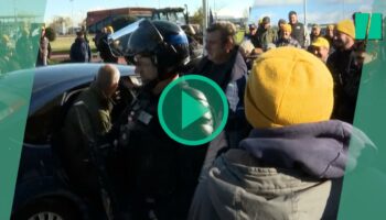 Agriculteurs : le président de la FNSEA exfiltré par la police à Agen après une action du syndicat concurrent