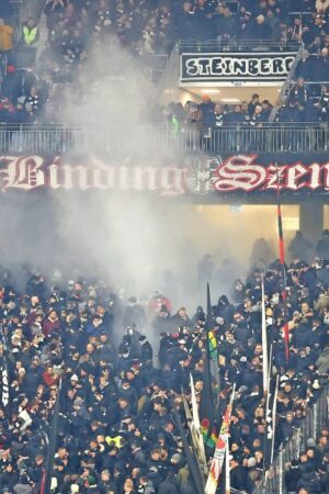 Ausschreitungen bei Eintracht-Spiel: Ermittlungen gegen fast hundert Fans