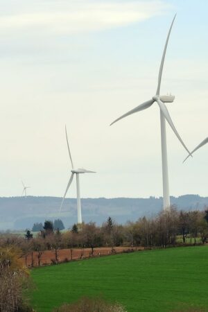 Une ferme d'éoliennes à Salles-Curan le 18 avril 2014