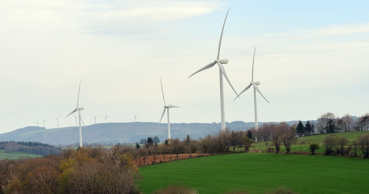 Une ferme d'éoliennes à Salles-Curan le 18 avril 2014