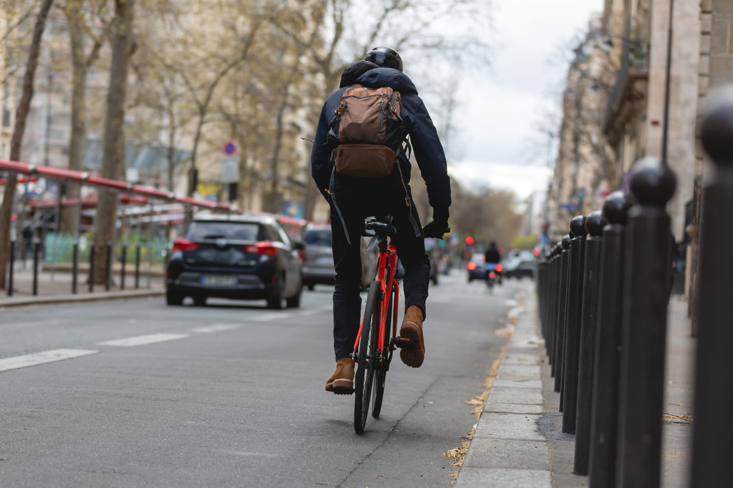 Les personnes à vélo roulent trop souvent de cette manière. Cette infraction peut pourtant leur coûter leur permis de conduire