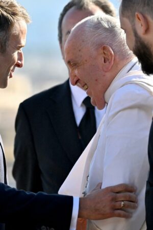 Macron accueillera bien le pape en France, mais pas à Notre-Dame de Paris comme il le souhaitait