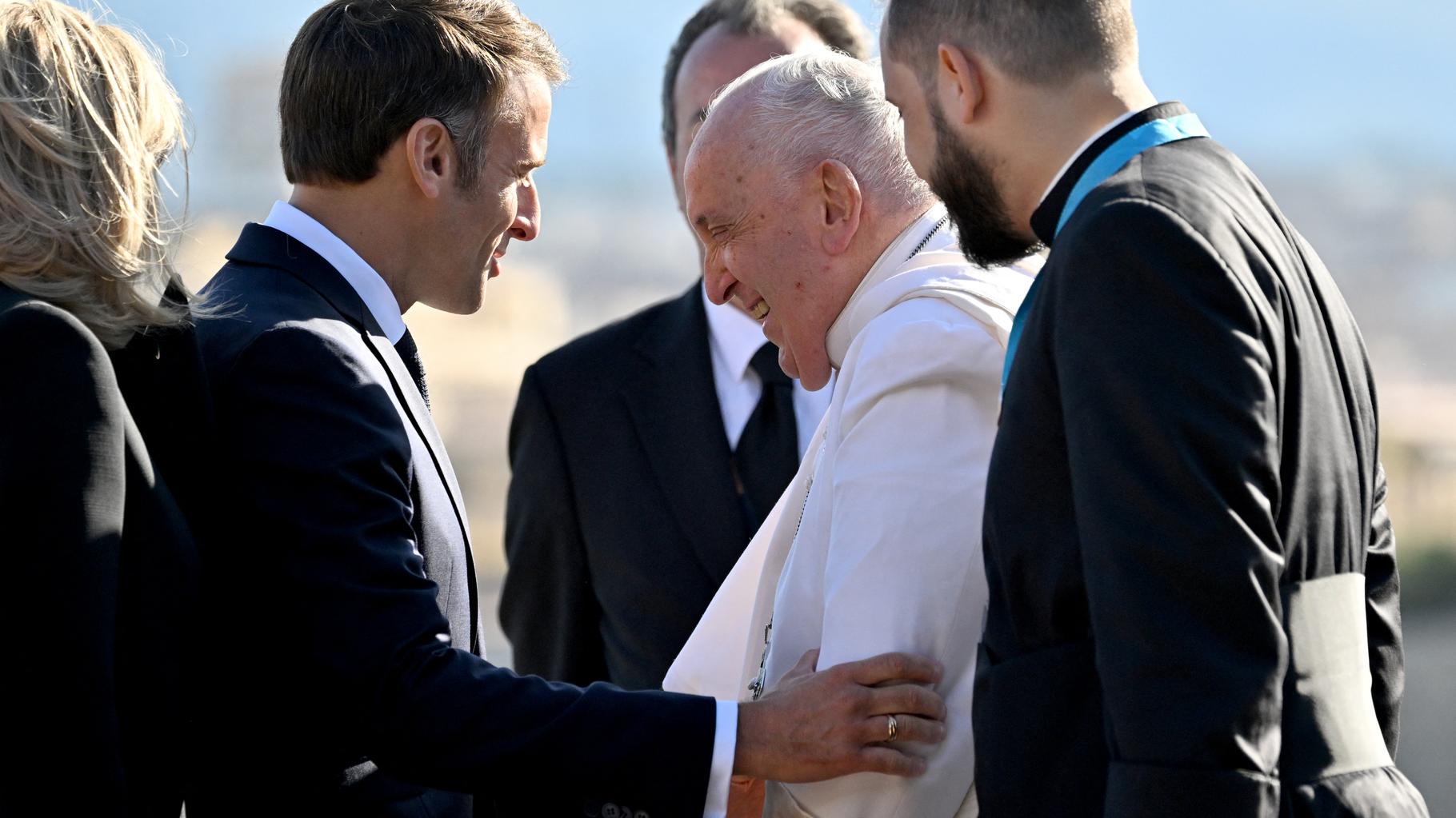 Macron accueillera bien le pape en France, mais pas à Notre-Dame de Paris comme il le souhaitait