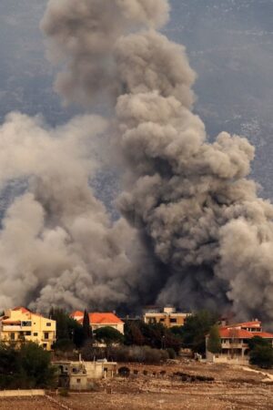 De la fumée s'élève au-dessus d'un site touché par un bombardement israélien dans le village de Khiam, dans le sud du Liban, le 20 novembre 2024, sur fond de guerre entre le Hezbollah libanais et Israël