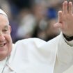 Le pape François salue la foule lors de son audience générale hebdomadaire, place Saint-Pierre au Vatican, le 20 novembre 2024