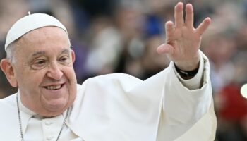 Le pape François salue la foule lors de son audience générale hebdomadaire, place Saint-Pierre au Vatican, le 20 novembre 2024