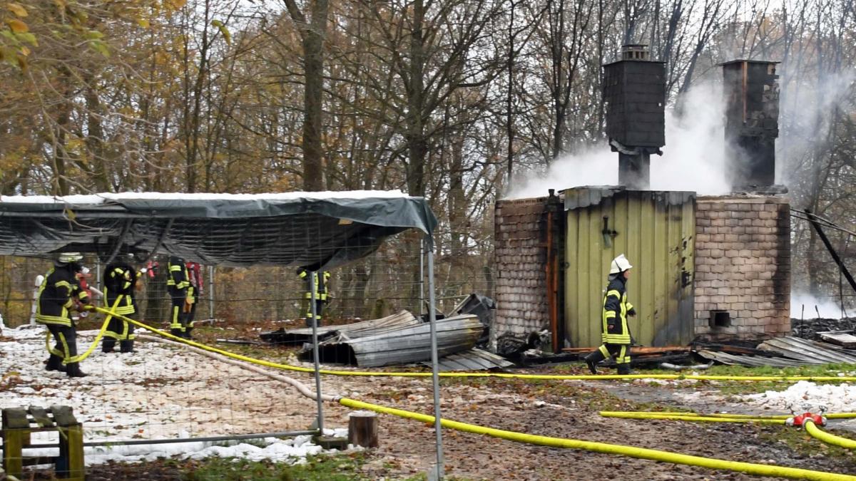 Gebäude in Flüchtlingsunterkunft brennt nieder – Polizei nimmt Bewohner fest