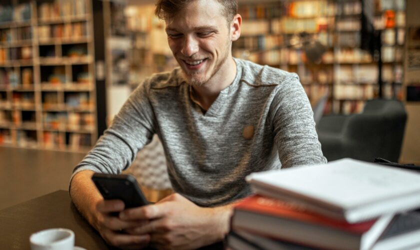 Pour lâcher son téléphone et se remettre à la lecture, ces professionnels ont des conseils