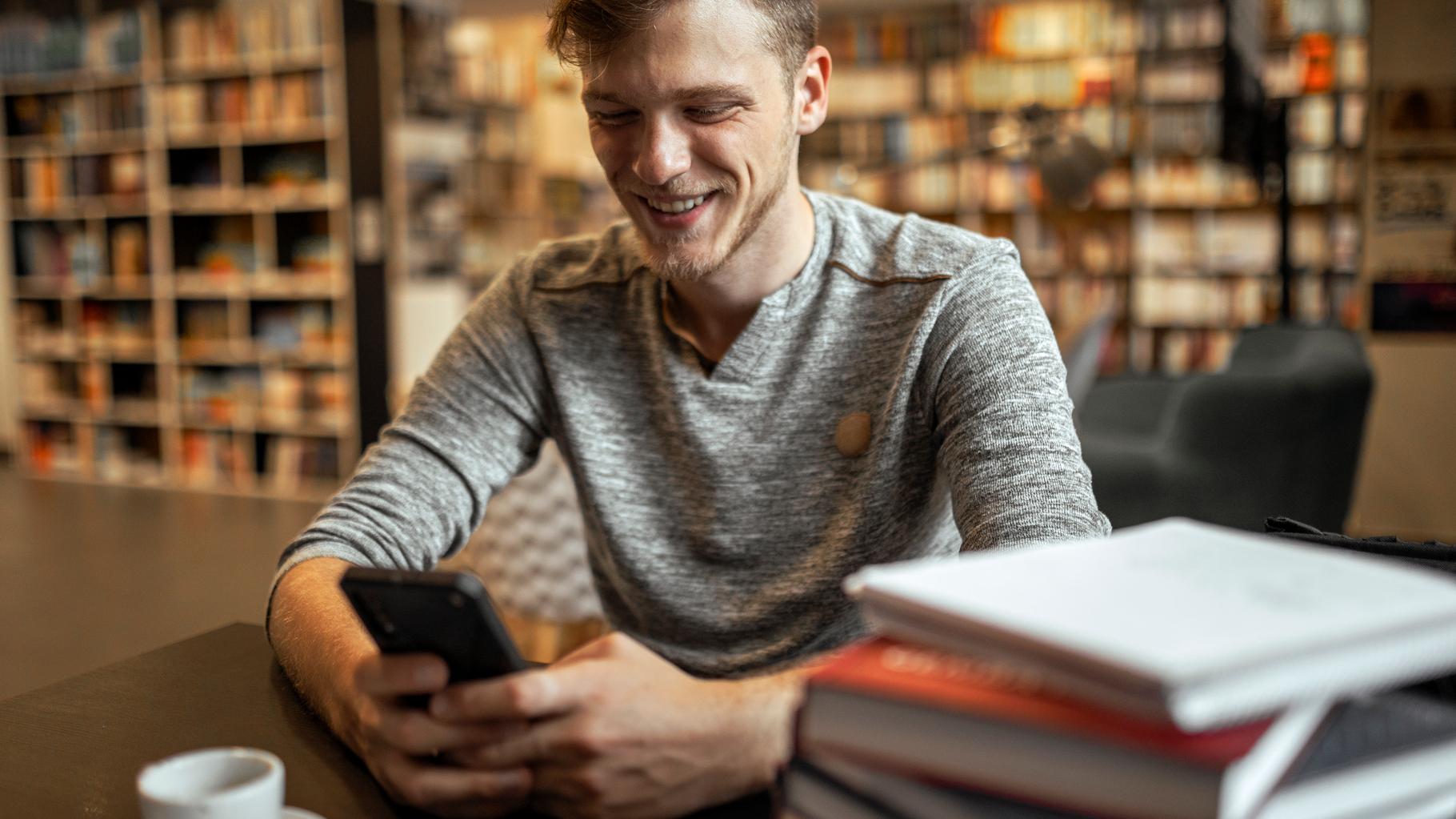 Pour lâcher son téléphone et se remettre à la lecture, ces professionnels ont des conseils