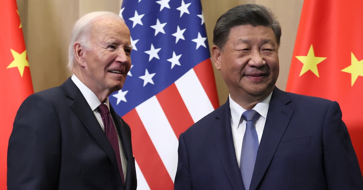 Le président américain Joe Biden (à gauche) s'entretient avec le président chinois Xi Jinping en marge du sommet de la Coopération économique pour l'Asie-Pacifique (APEC) à Lima, au Pérou, le 16 novembre 2024