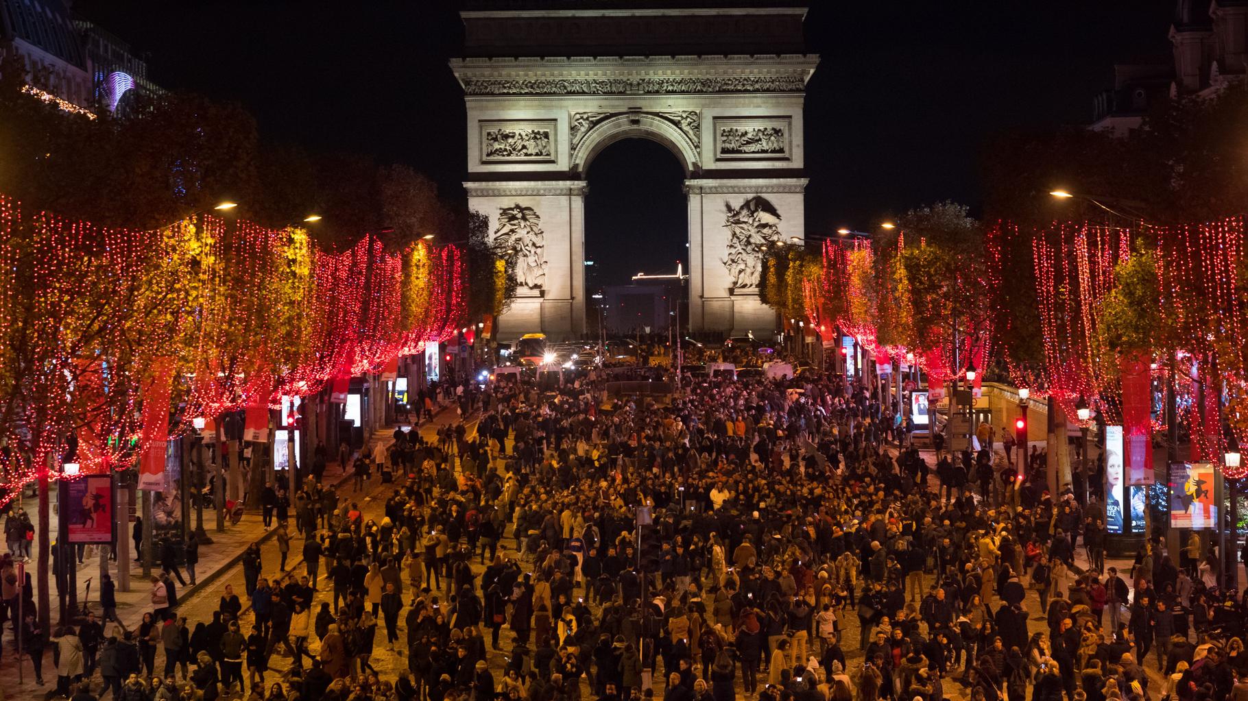 Champs-Élysées : les images de l’avenue parisienne illuminée pour Noël avec Tony Estanguet