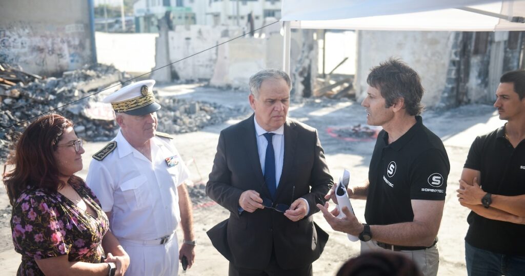 François-Noël Buffet (C) en visite à Nouméa le 17 octobre 2024