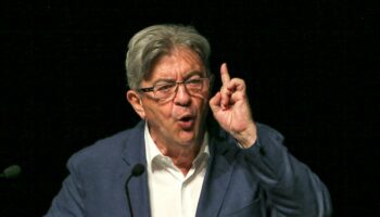 Mélenchon accuse le PS d’être « en train d’organiser un nouveau socle commun » : « Ce sera sans LFI »