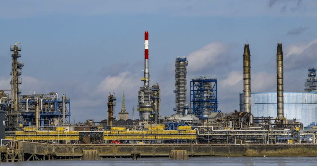 Du pétrole s’écoule dans la Loire après une fuite à la raffinerie TotalEnergies de Donges