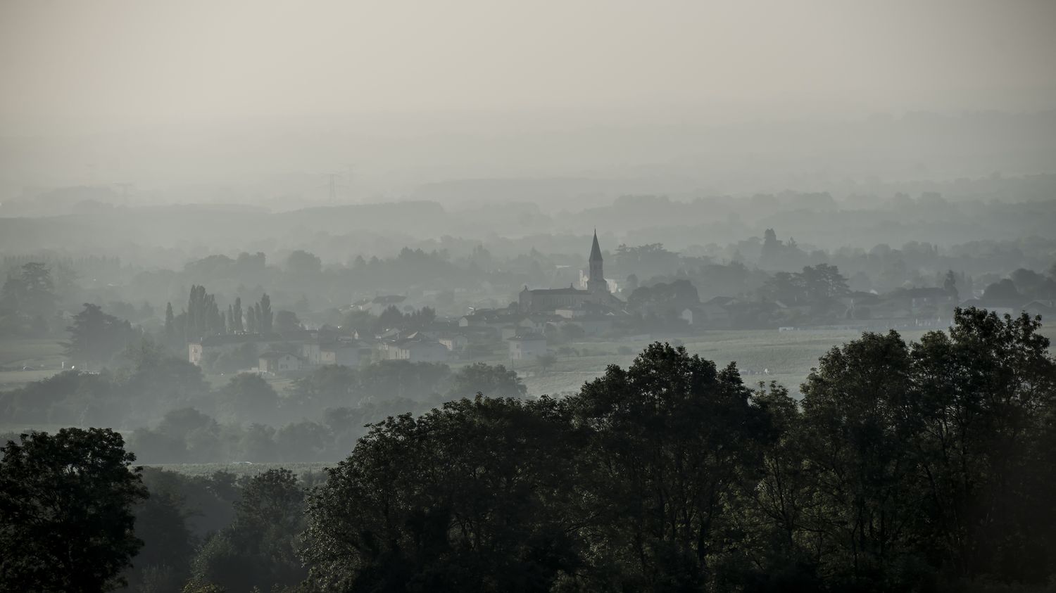 Météo : l'Isère, l'Ain et le Jura rejoignent les six départements du Centre-Est placés en vigilance orange aux vents violents par Météo France.