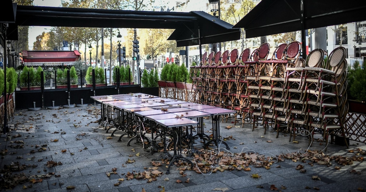 Un restaurant des Champs-Elysées fermé pour cause de confinement le 12 novembre 2020