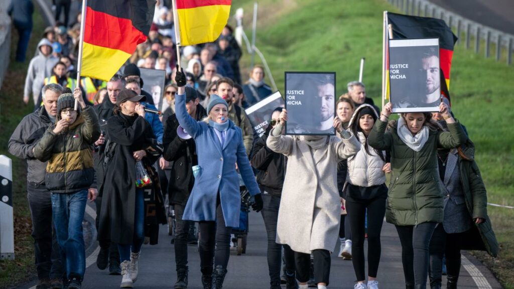 US-Soldat erstach Deutschen und wurde freigesprochen – Dutzende demonstrieren vor US-Stützpunkt