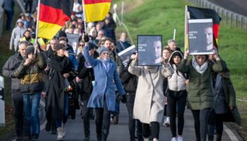 US-Soldat erstach Deutschen und wurde freigesprochen – Dutzende demonstrieren vor US-Stützpunkt