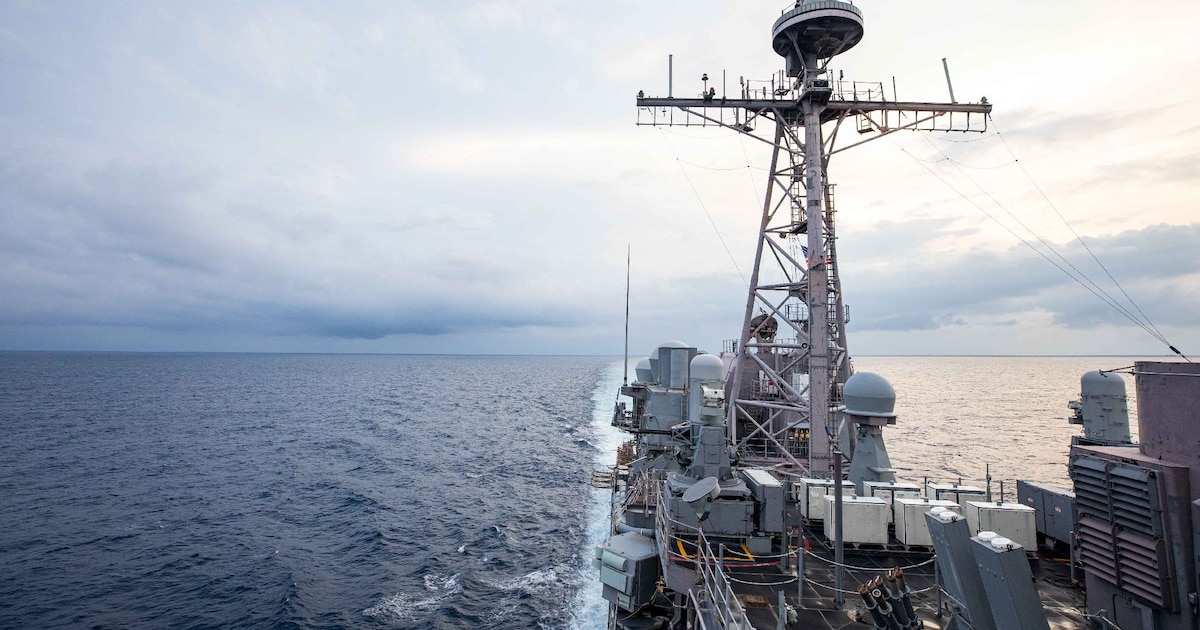 Photo prise le 28 août 2022 par la marine américaine du croiseur lance-missiles USS Chancellorsville dans le détroit de Taiwan