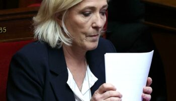 Marine Le Pen maintient ses menaces de censure après son rendez-vous avec Michel Barnier