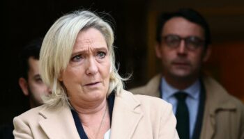 Regierungskrise in Frankreich: Le Pen droht mit Regierungssturz in Frankreichs Parlament