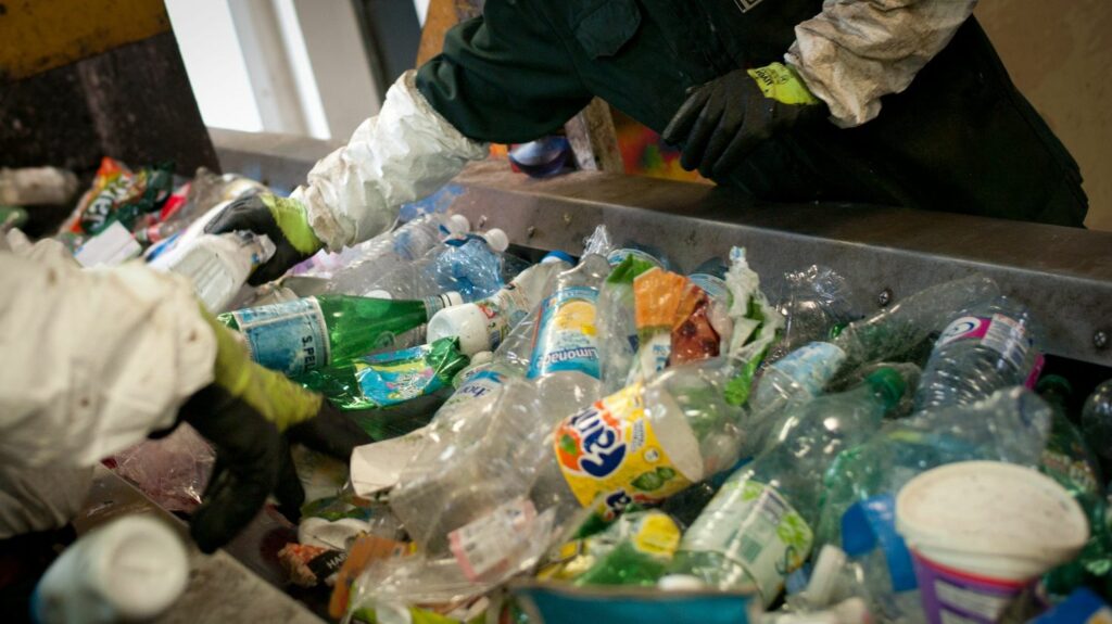 "Réemploi", "recyclage", "surcyclage", "décyclage"… Comment sont traités les différents déchets plastiques ?