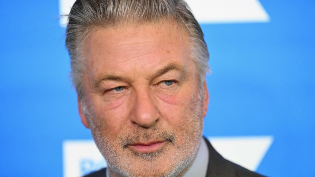 « Rust » : Alec Baldwin a refusé de voir le montage final du film, endeuillé par l’accident mortel du tournage